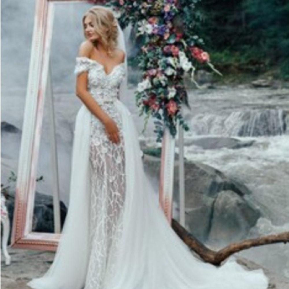 Elegant White Lace Wedding Dress